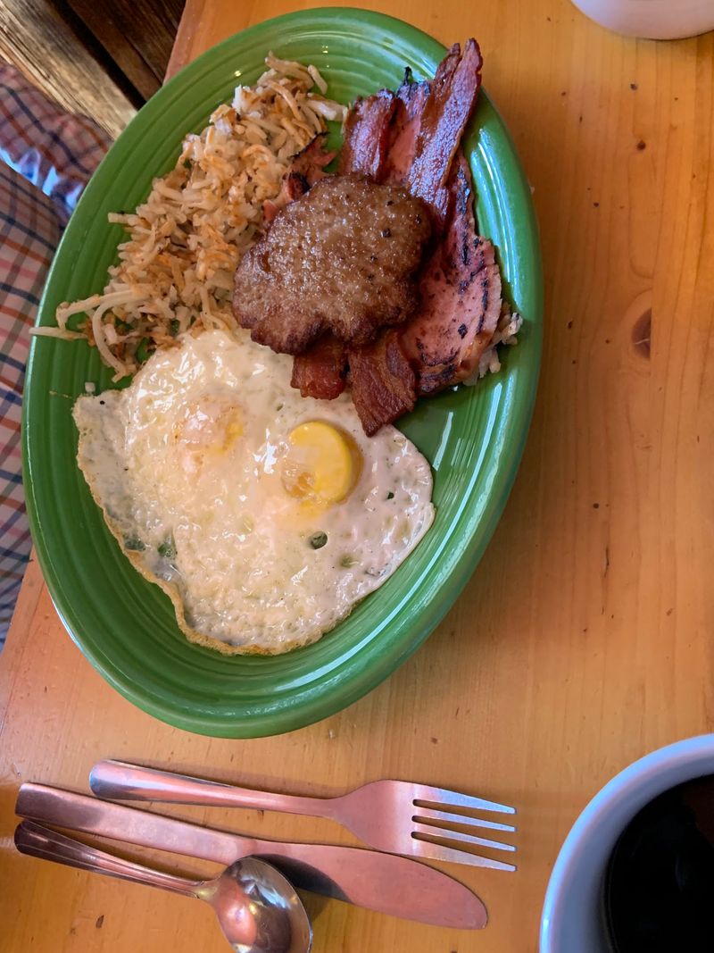 Big Plates Make Breakfast Feel Extra Hearty