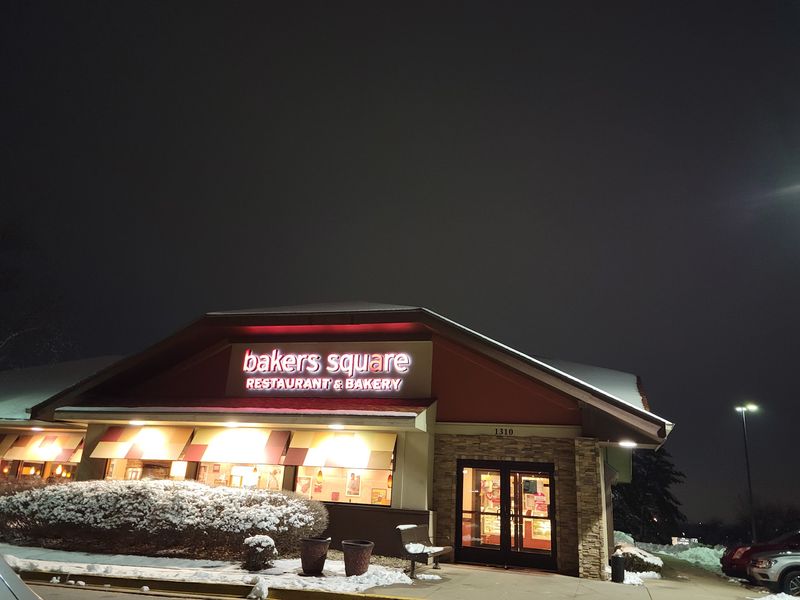 Bakers Square, Clive