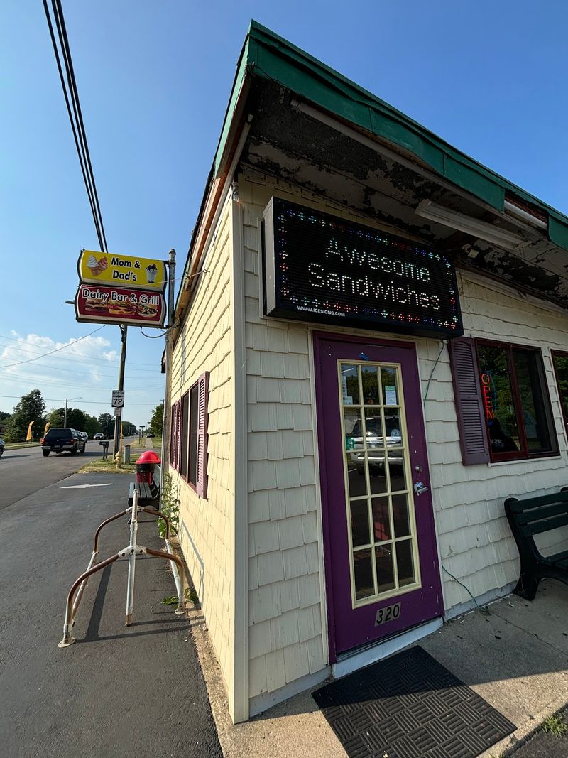 Mom & Dad's Dairy Bar and Grill, Cedarville, OH