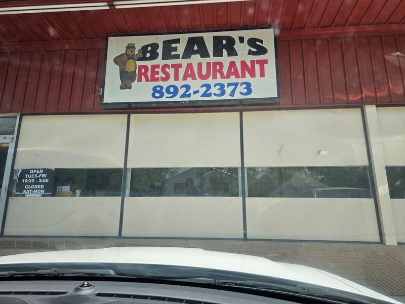 A storefront built around po'boy tradition