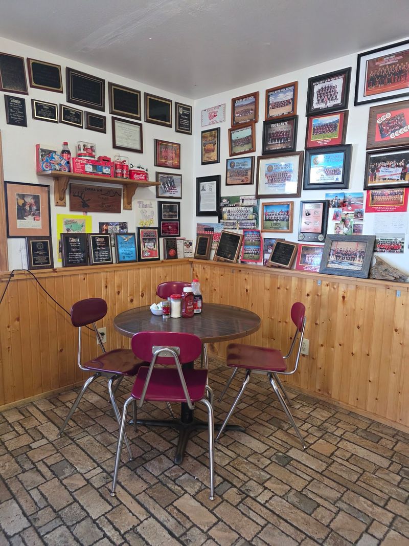 Fina's Diner, Chama
