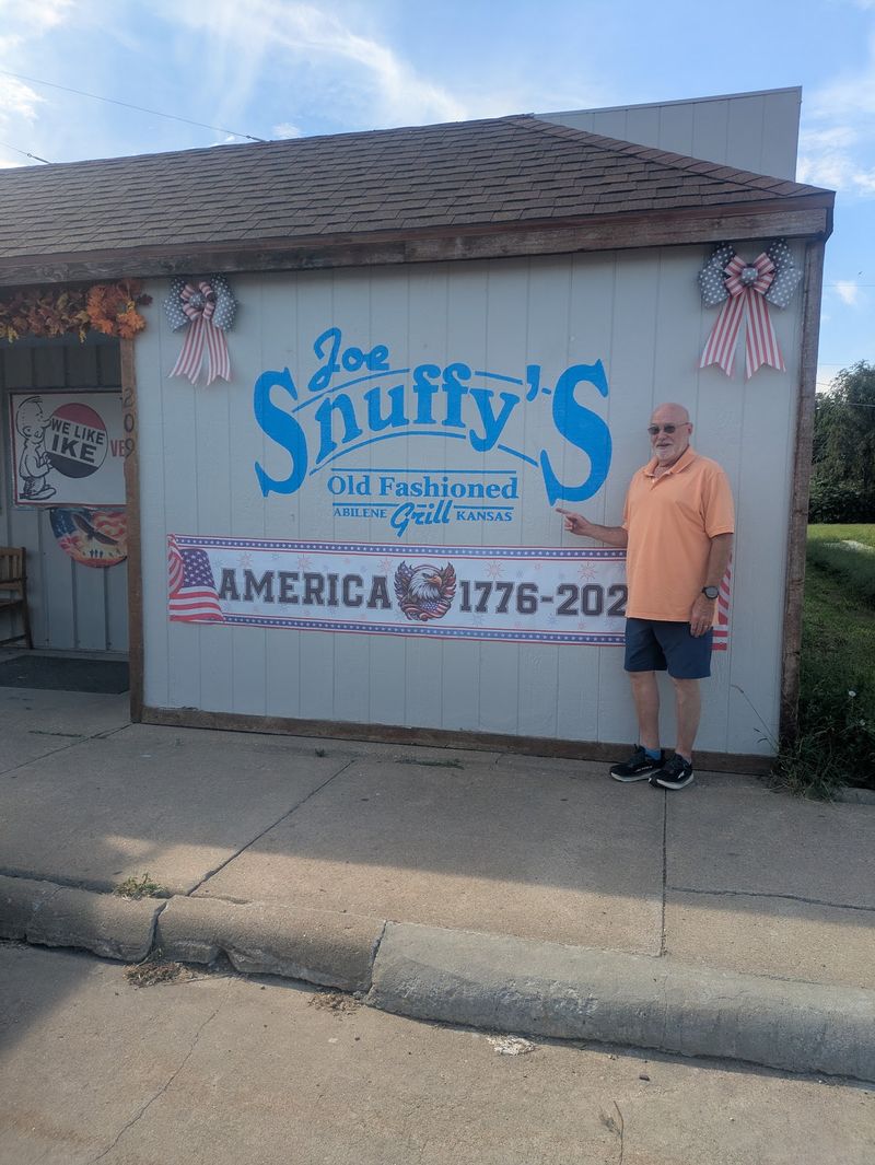 Joe Snuffy's Old Fashioned Grill Serves Retro Fun