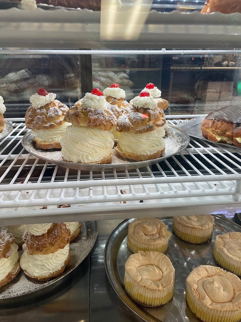 The Legendary Giant Cream Puff and Eclair