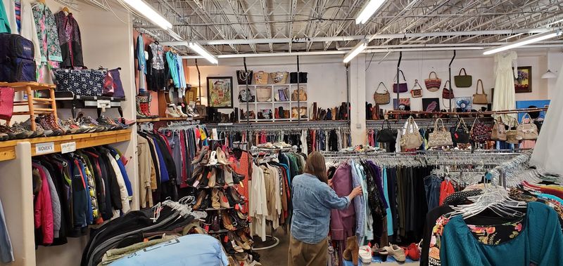 Vintage Fashion Makes Browsing Addictive