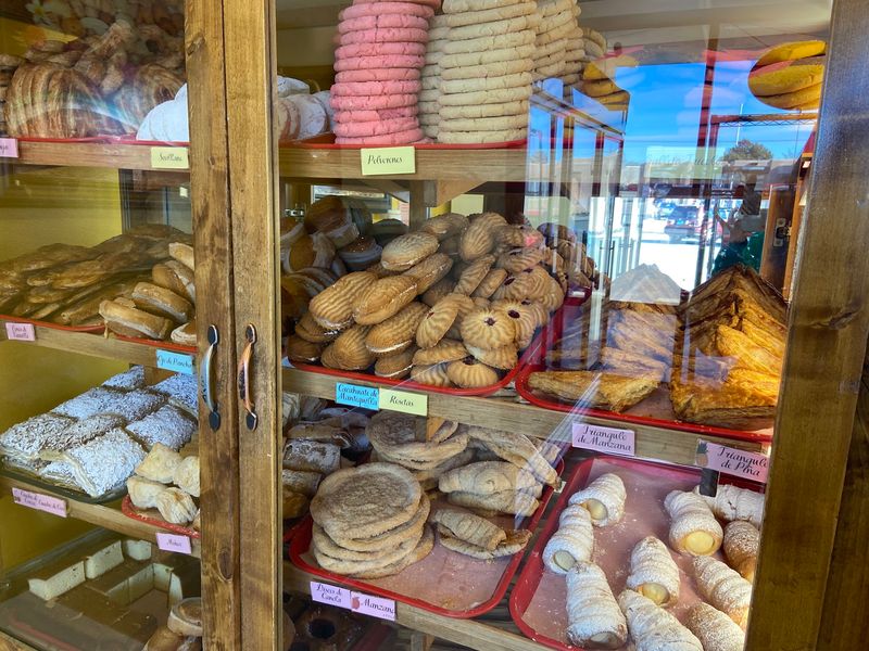 A Simple Interior Keeps Focus On Baking