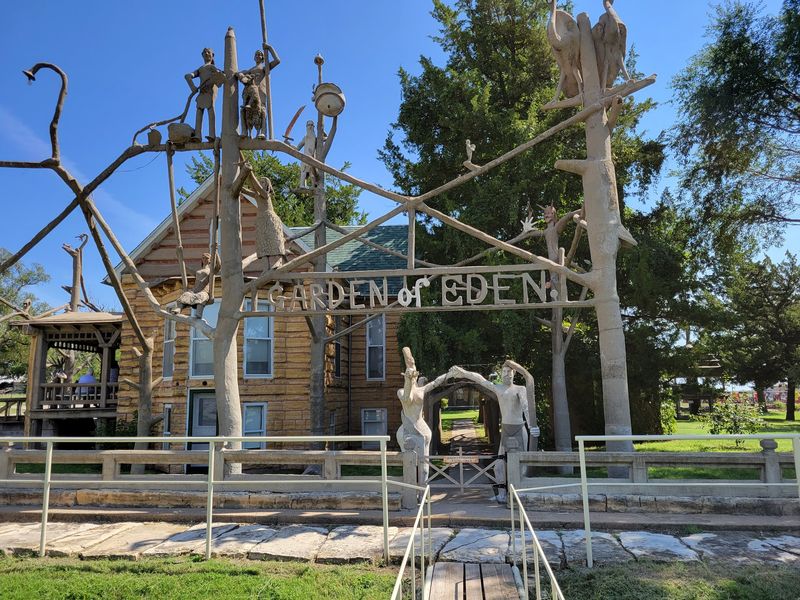 S.P. Dinsmoor's Garden Of Eden, Lucas