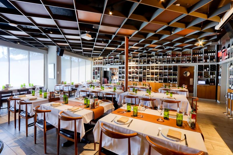 A White-Tablecloth Setting With a Lively Buzz