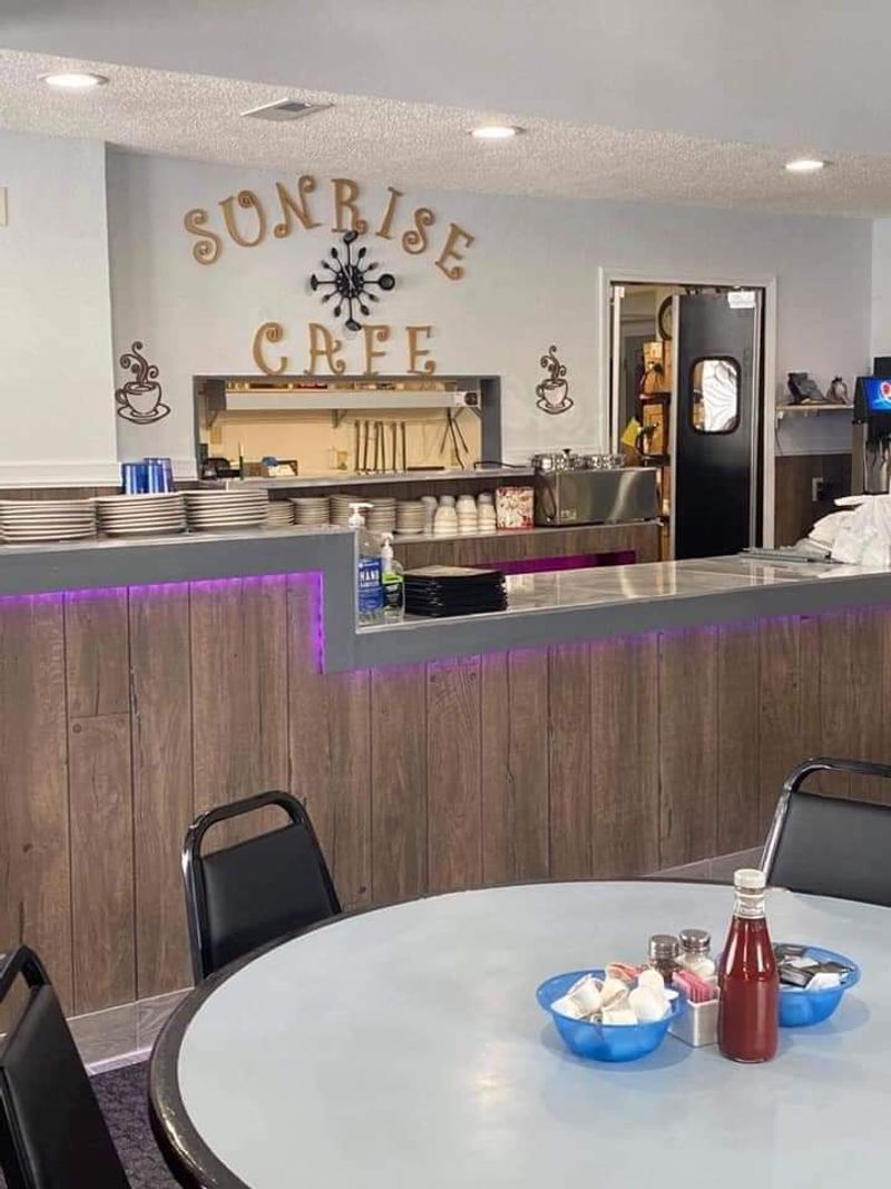 Sunrise Cafe, Le Grand