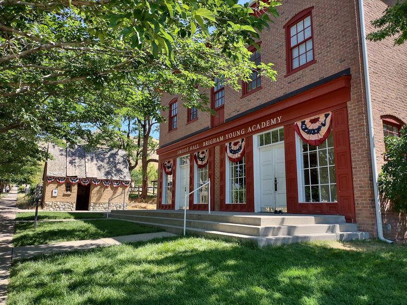 Pioneer Homes Show Ordinary Life Up Close