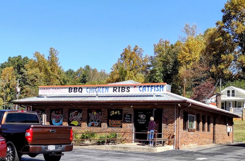 Smokey Que's, Marion, NC