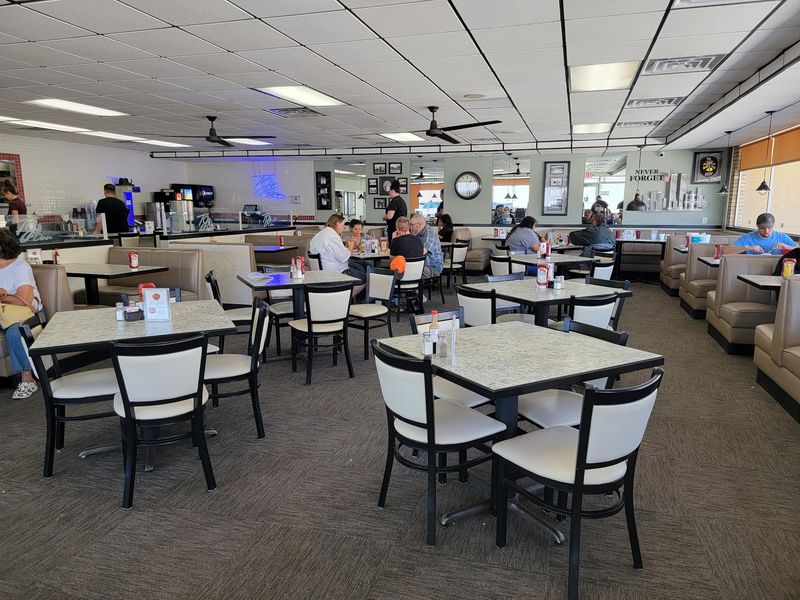 TJ's Diner, Farmington
