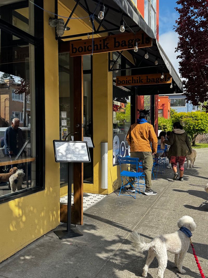 A Grab-and-Go Spot in a Charming Shopping Pocket