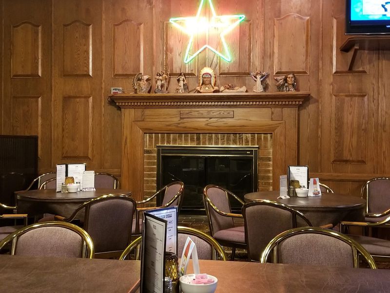 A Casual Dining Room Fits The Food