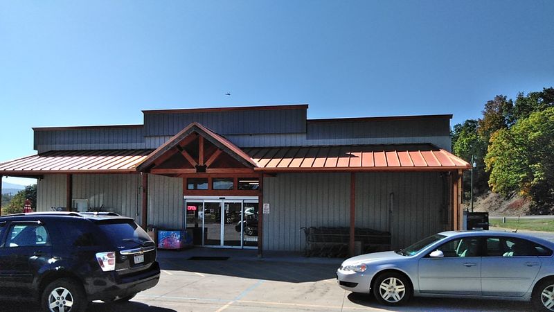 A Small-Town Grocery Stop With A Bargain-Hunt Twist