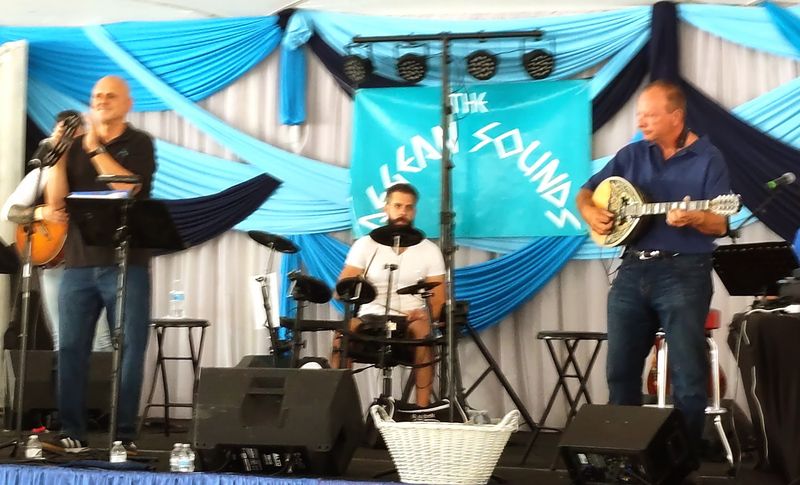 Live Folk Music Sets The Mood