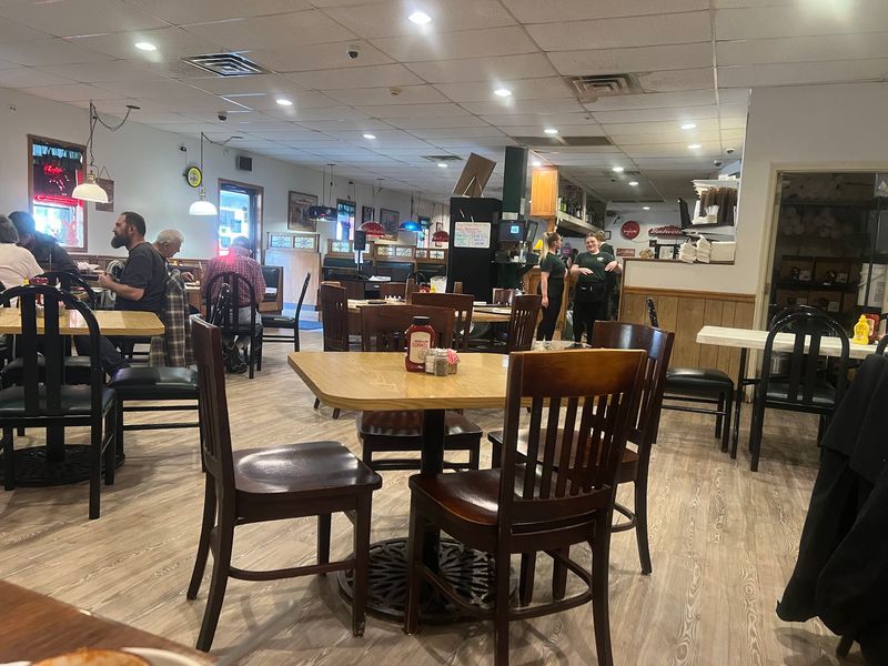 Henry's Diner, Crescent