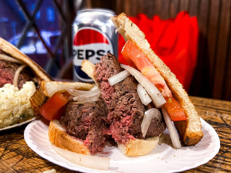 No Ketchup Allowed Keeps The Original Hamburger Tradition Alive