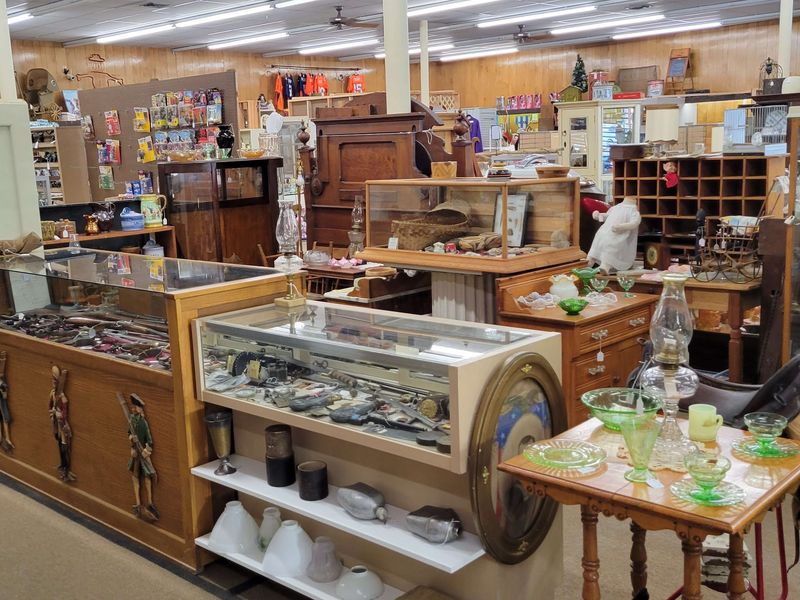 Long Ago Antique Mall, Hutchinson