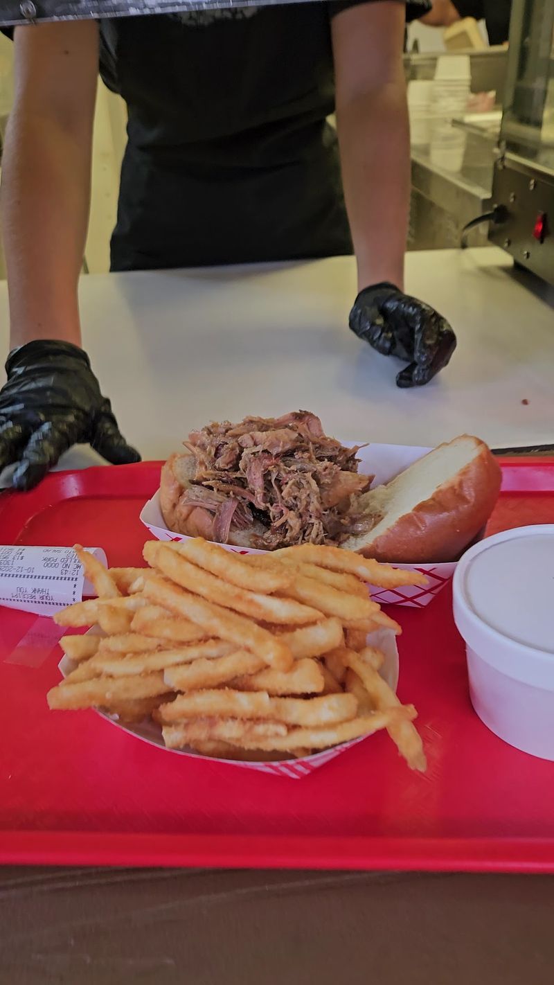Smoked Sandwiches Keep The Pie Shoppers Fueled