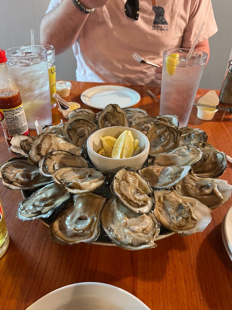 T&W Restaurant and Oyster Bar, Peletier, NC