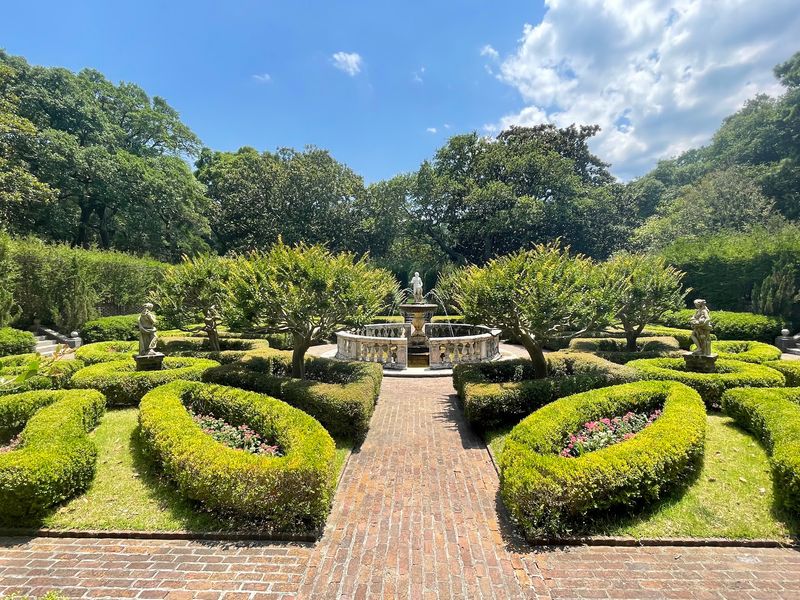 Elizabethan Gardens