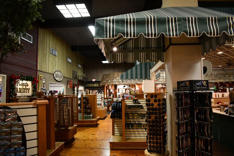 Gift Shopping Gets Way More Interesting With 100 Artisans Around