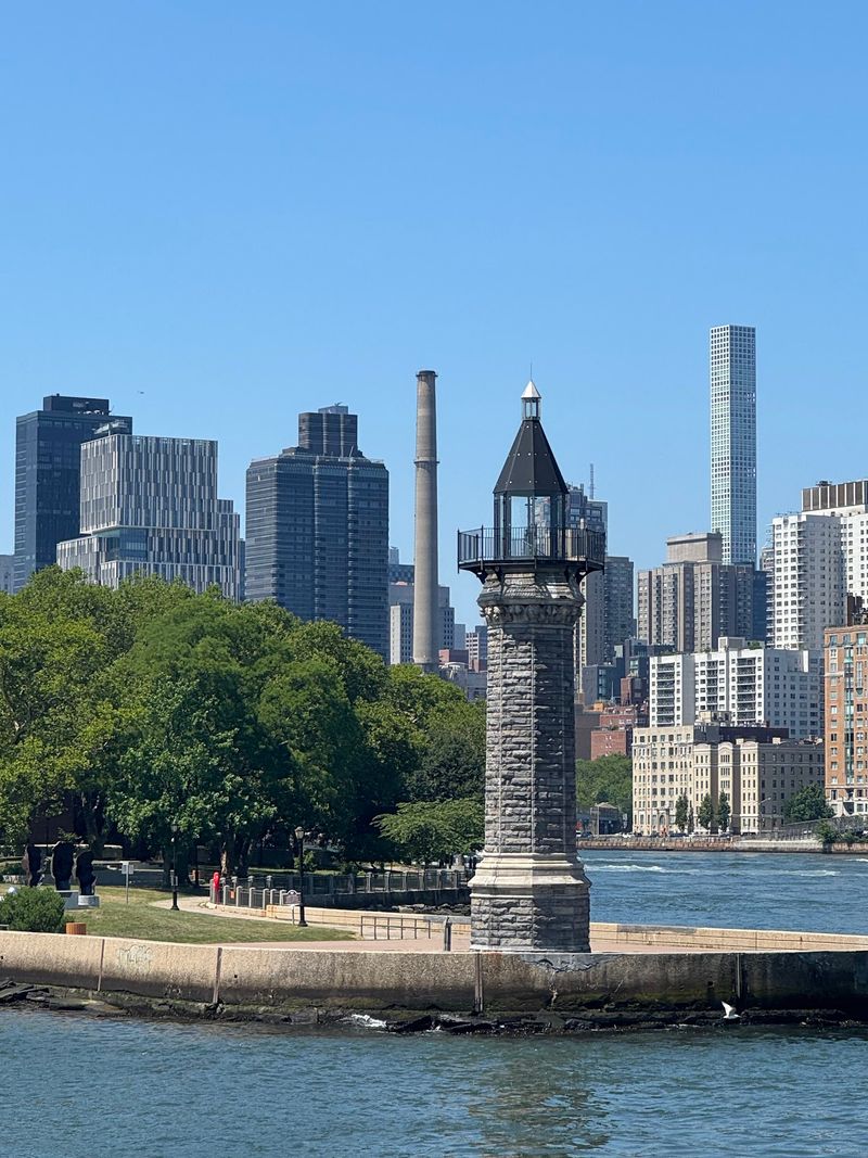 Roosevelt Island Lighthouse