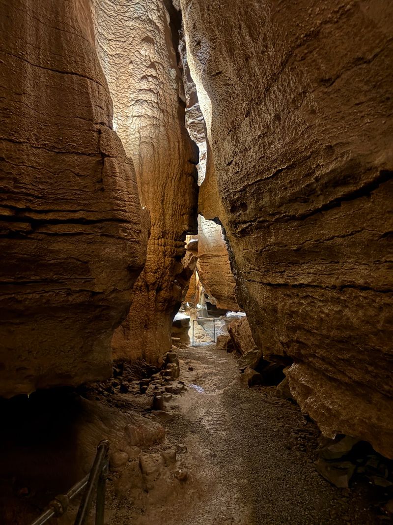 Bluff Dwellers Cave