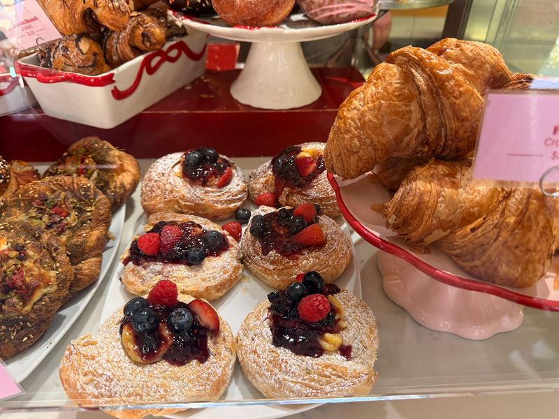 Deluxe Cakes & Pastries, Iowa City