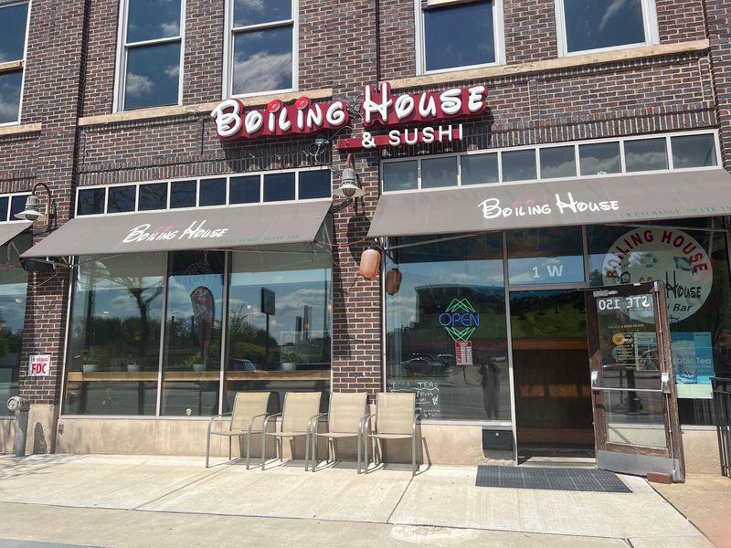 Boiling House Seafood & Sushi Bar
