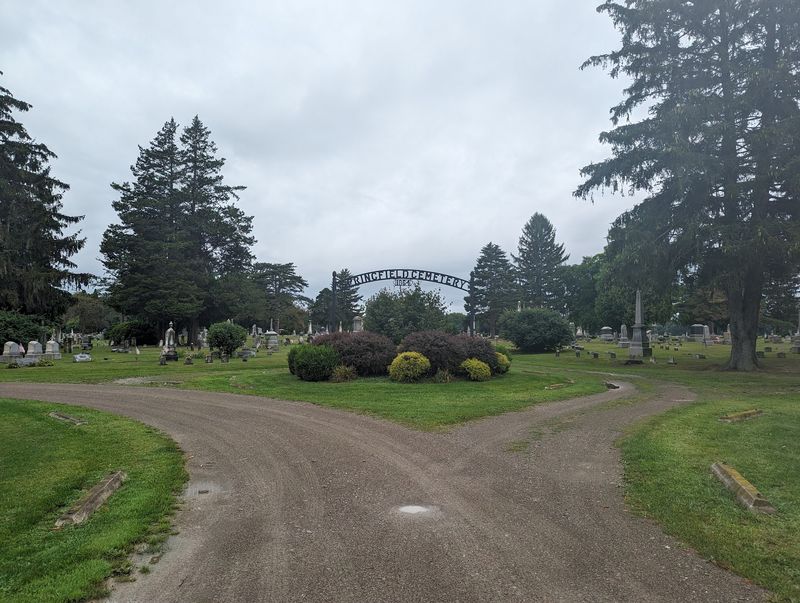 Springfield Cemetery Keeps Its Stories Quiet