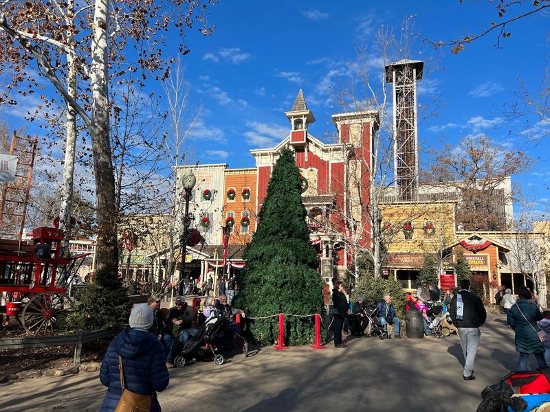 A Four-Story Fir Brings Classic Holiday Charm To The Plaza