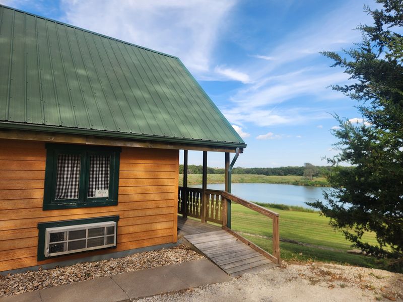 Six Lakeside Cabins Turn One Dinner Into A Whole Weekend