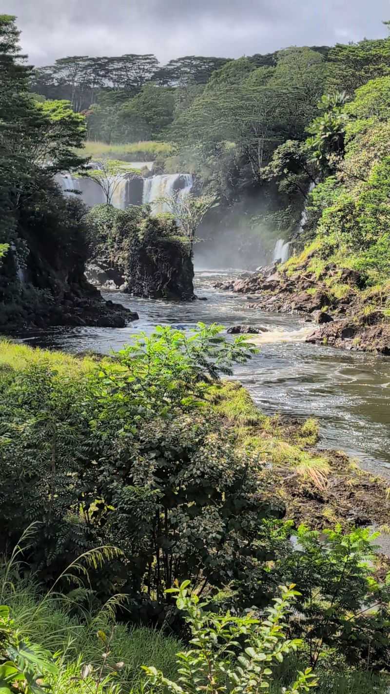 Peʻepeʻe Falls
