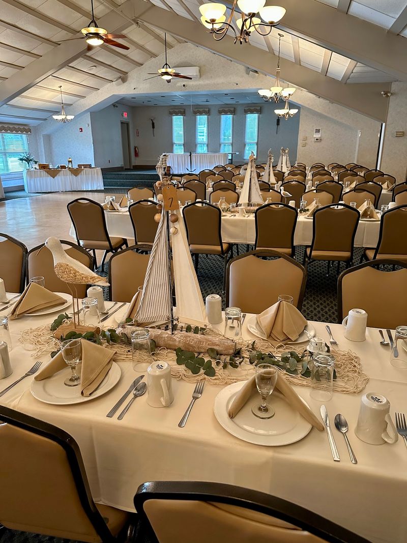 Room For About 1,000 Guests Means Your Whole Family Tree Can Come