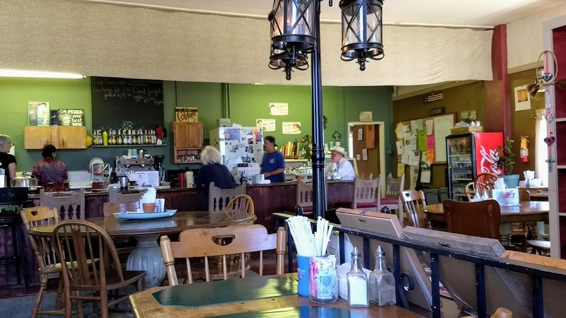 A Relaxed Setup Makes Meals Feel Unhurried