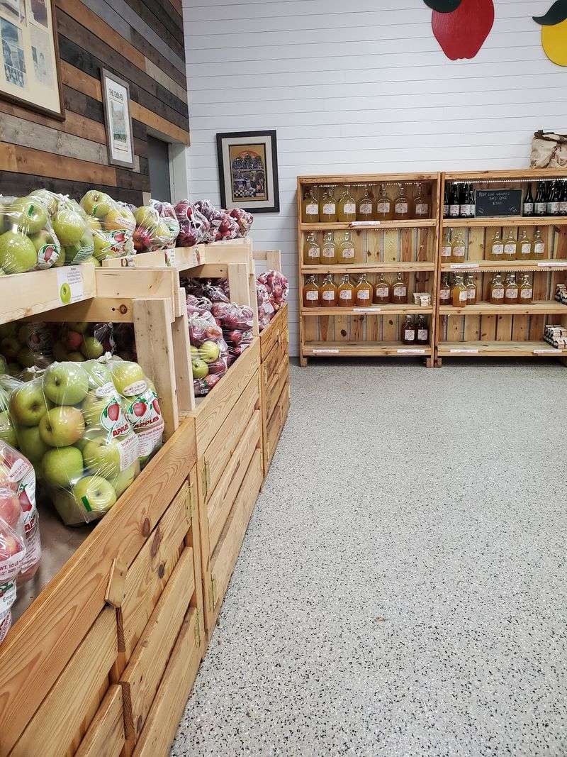Perry Lowe Orchards (Roadside Farm Market)