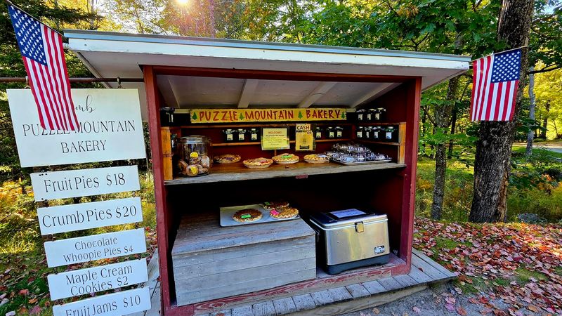 Puzzle Mountain Bakery Pie Stand