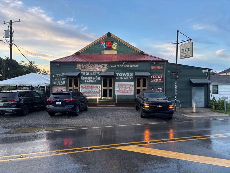 Rivershack Tavern