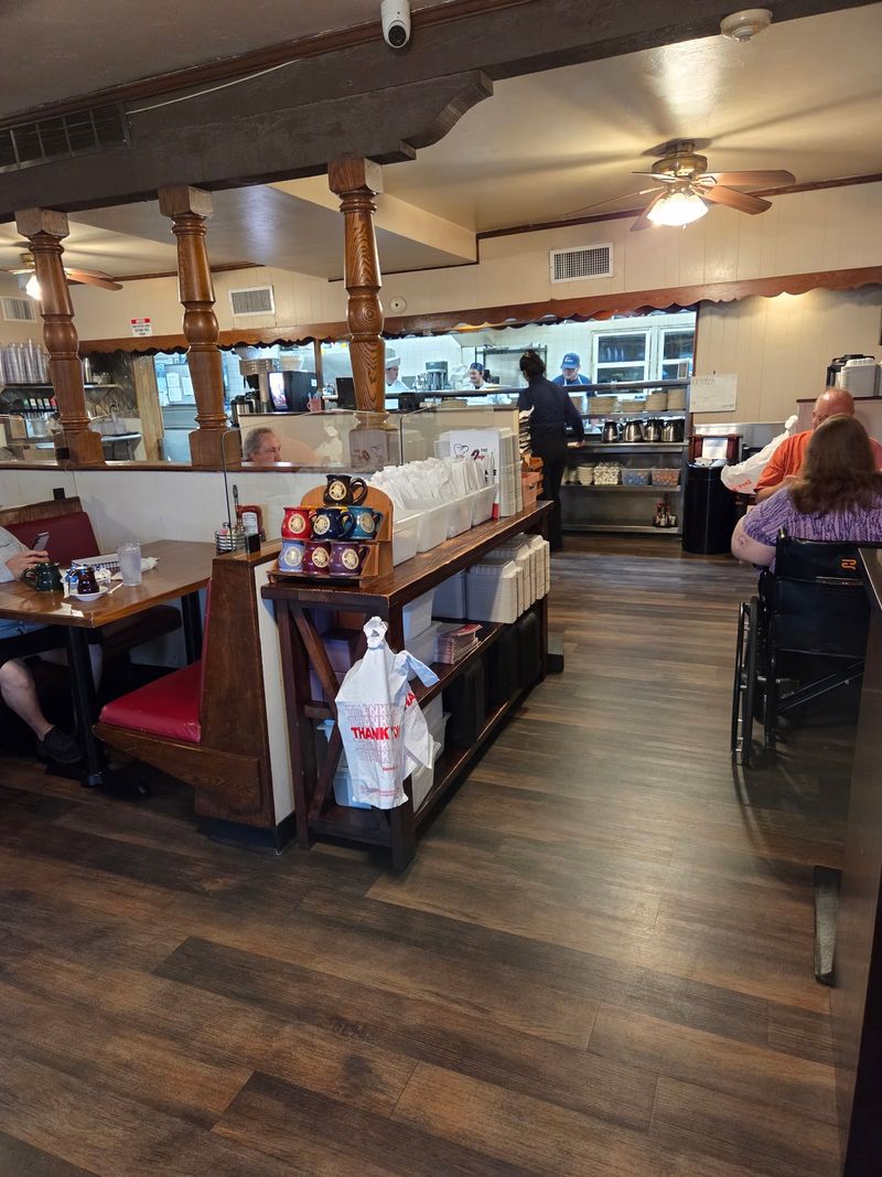 A Lincoln Avenue Breakfast Landmark