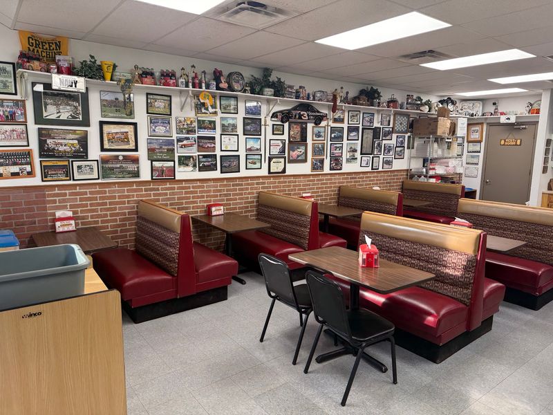 A Classic No-Frills Dining Room