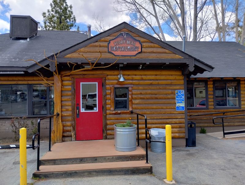 A Family Diner on Pine Knot Avenue