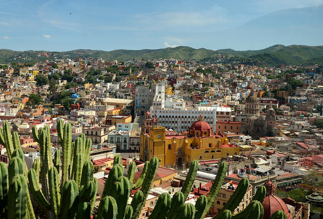 The multi-coloured polystyrene pieces of Guanajuato scattered below. (Photo: Russ Bowling via Flickr)