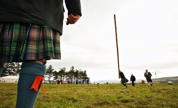 Watching on as a competitor begins the caber toss. (Photo: Paul Tomkins)