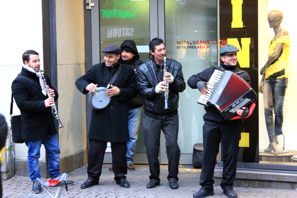 A band playing in the shopping district (Photo: Jeff Rindskopf)