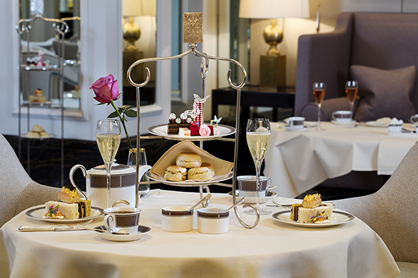 Champagne and cake: The Langham afternoon tea with Wedgwood (Photo: courtesy of The Langham)