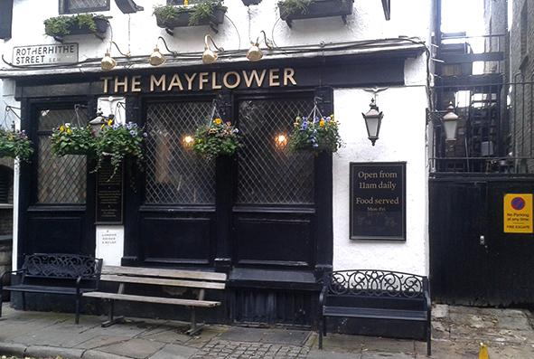The entrance of the Mayflower, across St. Mary's Church. The small signal on the bottom left corner reads: "London Bridge, 2 miles" (Photo: Andrea Gambaro)