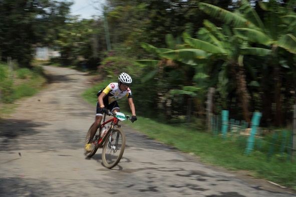 Many of the descents pass farms, towns and banana plantations (Photo: Simon Willis)