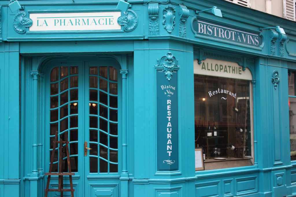 Cure your empty-wallet-blues at La Pharmacie (Photo: ParisSharing via Flickr)