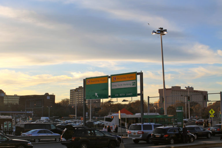 Cheap Short/ Long Term Parking at LaGuardia – Top 3 spots